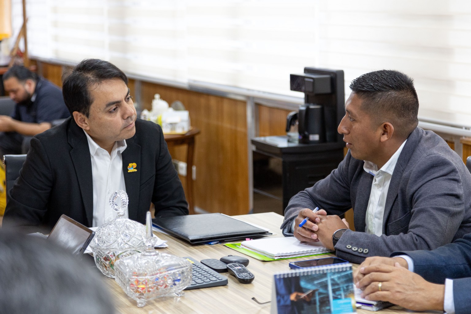 Gobernador con alcalde de Putre.jpg